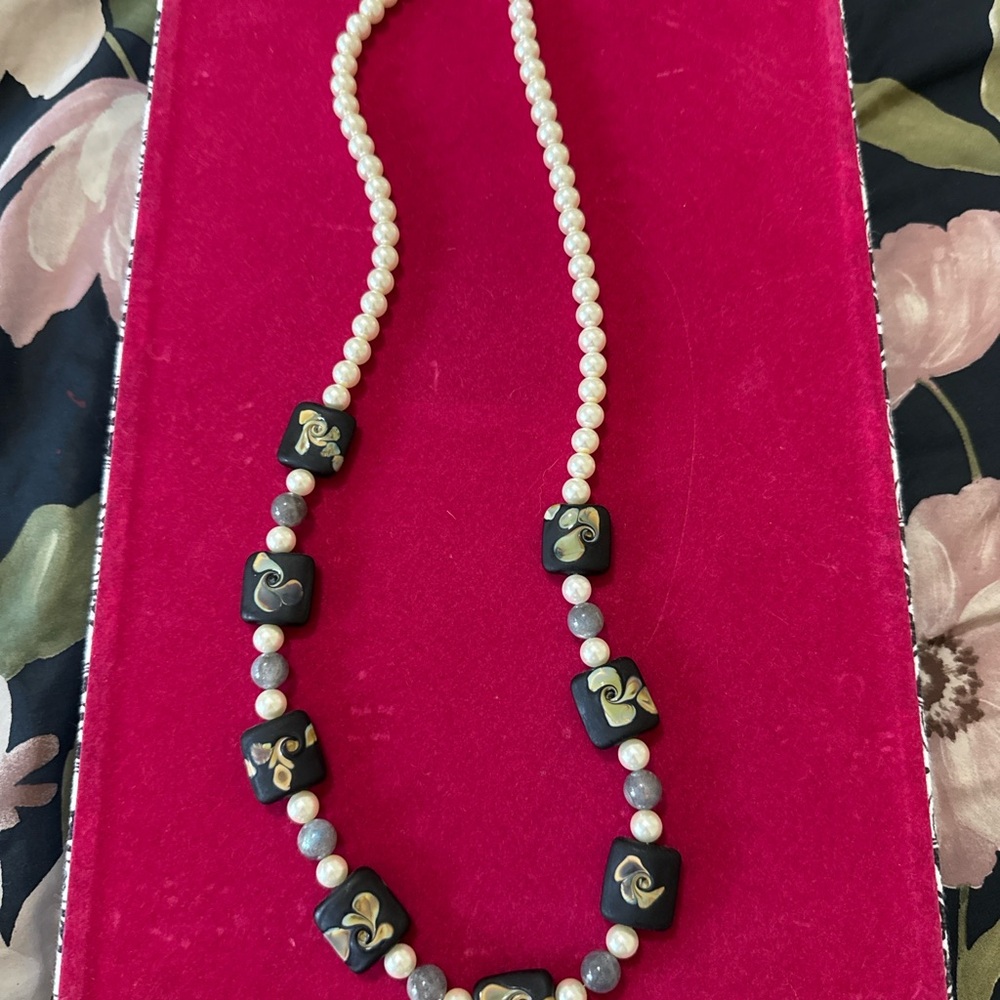 Elegant Pearl and Black Beaded Necklace